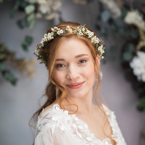 Greenery wedding flower hair crown Dried bridal headpiece Eucalyptus flower hair wreath Wedding hair accessories Rustic wedding Magaela