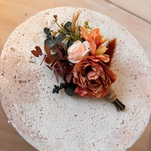 Rustieke bruiloft Bruidshaar wijnstok met bloemensluier Herfstbruiloft Cottagecore kapsel Vintage bruiloft Bruidshaar Bloemensluier Magaela Bride Matching boutonniere