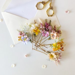 Horquillas con flores pastel: accesorios bohemios para el cabello de boda