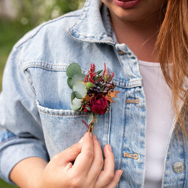 Autumn boutonniere Flower buttonhole Red boutonniere Fall groom's boutonniere Wedding accessories Magaela Berries Green Accessories