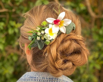 Romantic tropical flower comb Exotic wedding Greenery comb Hawaiian wedding comb Plumeria bridal comb Beach White and green comb Magaela