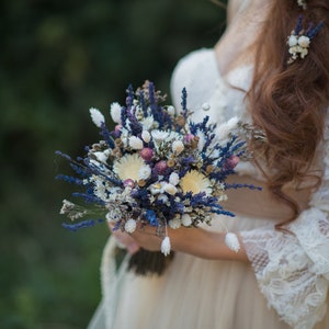 Wiesenhochzeitsstrauß Konservierter Brautstrauß Lavendel Hochzeitsstrauß Magaela Accessoires Blumenstrauß für die Braut Getrocknete Hochzeit Handmade Bild 2