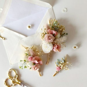 Romantic boutonnieres Dusty wedding buttonhole Bestman Groom corsage Jacket lapel Flower accessories Pink and cream corsage Groom to be