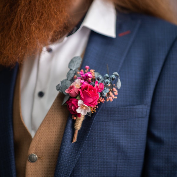 Corsage de marié roses roses, fleur magenta, eucalyptus, boutonnière de mariage, boutonnière de mariage rose fuchsia, Magaela, corsage de garçons d'honneur