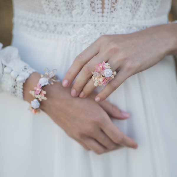 Corsage romantique au poignet, bijoux de mariage roses, alliance fleurie, bracelets de demoiselle d'honneur, Magaela, bracelet fleur de mariée, bague fleur