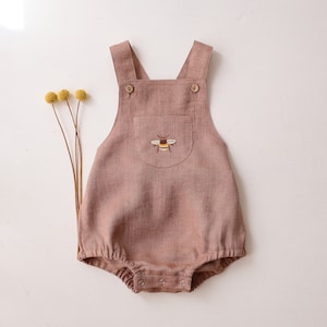 Natuurlijke babyromper, linnen babyoverall, babykleding, linnen romper met voorvak en bandjes | Kleur Rose Smoke | Borduurwerk &#39;hommel&#39;