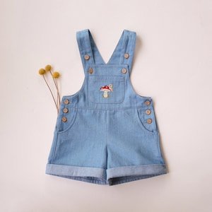 Macacão jeans bordado para bebê – Toadstool Snail, macacão azul claro
