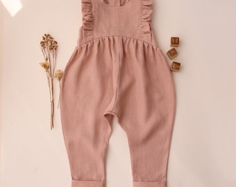 Gerüschter Strampler in Puder Leinen, Babys und Kleinkind Mädchen Outfit