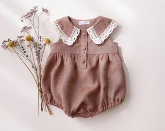 Mono de bebé, mono de lino, ropa de bebé, mono de lino con cuello en punta y encaje para niña / Color rosa ahumado
