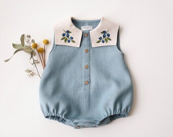Pelele de bebé en lino azul tiza con cuello cuadrado color marfil, bordado "Blueberry", conjunto de cumpleaños.