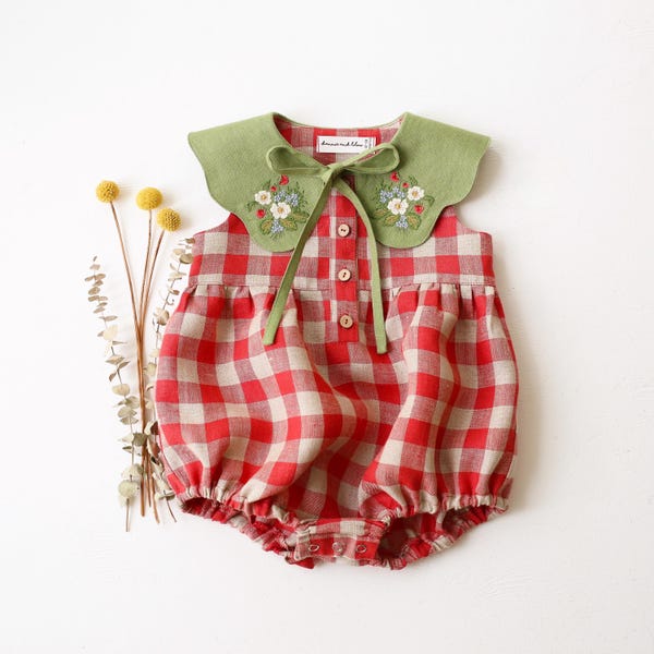 Tutina a bolle per neonati in lino a quadri color ciliegia con colletto a petalo ricamato "Strawberry Bouquet" in lino verde prato, completo per neonati
