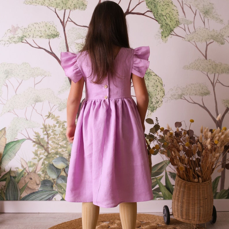 Leinen Flattern Ärmel Quadratischer Ausschnitt Kleid für Mädchen Farbe Blauregen Stickerei Wildblumen mit Schmetterling. Bild 3