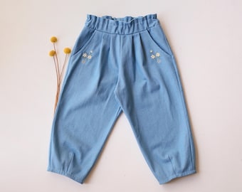 Pantalones vaqueros azul claro para niña con bordado floral
