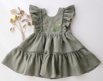 Leinen Rüschen Front Gestufte Kleid für Mädchen | Blumenmädchen Kleid | Farbe Green Smoke | "Stickerei ""Fee Wildblumen""."