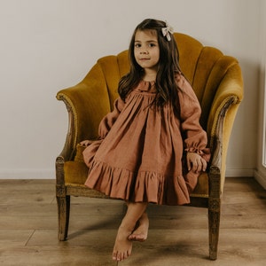 Vestido de lino, Vestido de lino para niña con manga larga y cuello con volantes / Color terracota