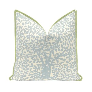 PRÉCOMMANDE Arbre de Matisse // Bleu Windsor doux avec collerette papillon | Mers de Chine | coussin à rebord | coussin bleu |