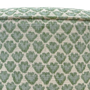 Pode incluir: Close-up de um tecido com um padr&atilde;o repetido de cora&ccedil;&otilde;es verdes sobre um fundo creme. O tecido tem uma apar&ecirc;ncia texturizada e &eacute; provavelmente usado para estofados ou decora&ccedil;&atilde;o de casa.