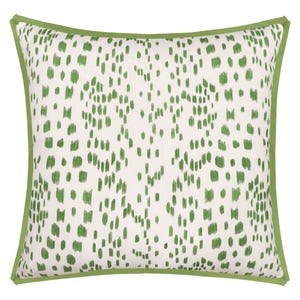 Outdoor Les Touches // Green with Butterfly Flange | Brunschwig & Fils | flange pillow | green throw pillow |