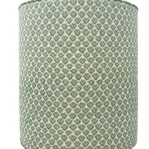 Pode incluir: Pufe cil&iacute;ndrico com um padr&atilde;o floral verde e branco sujo. O tecido &eacute; bem tecido e o design apresenta um motivo repetido de folhas estilizadas. O pufe tem a parte superior e inferior arredondadas e &eacute; adequado para sentar ou como apoio para os p&eacute;s.