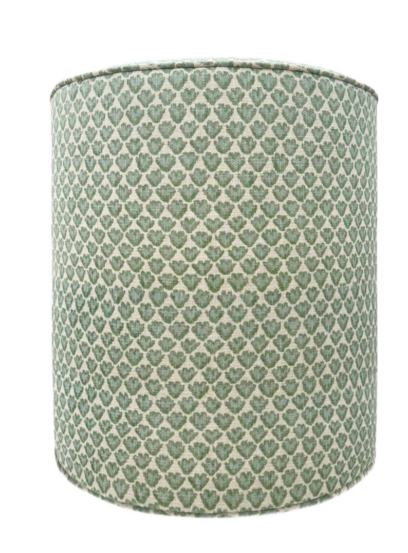 Pode incluir: Pufe cil&iacute;ndrico com um padr&atilde;o floral verde e branco sujo. O tecido &eacute; bem tecido e o design apresenta um motivo repetido de folhas estilizadas. O pufe tem a parte superior e inferior arredondadas e &eacute; adequado para sentar ou como apoio para os p&eacute;s.