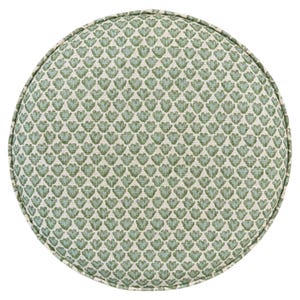 Pode incluir: Uma almofada redonda com um padr&atilde;o repetido de formas florais verdes sobre um fundo creme. A almofada tem uma borda com debrum e &eacute; projetada para uso decorativo. O design geral &eacute; um tema bot&acirc;nico cl&aacute;ssico.