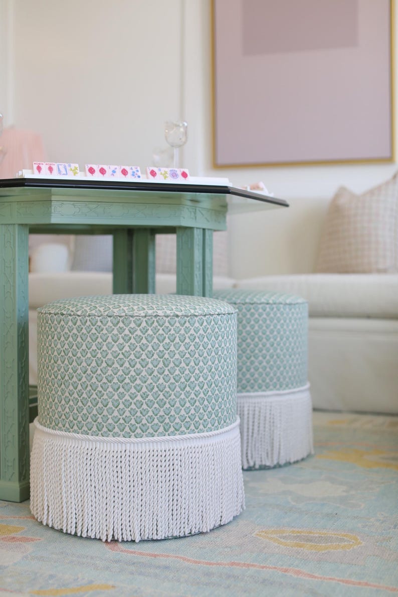 The Tight Round Ottoman : Sissy Print // Spa Blue | print | round | upholstered ottoman | vanity stool | imagem 7