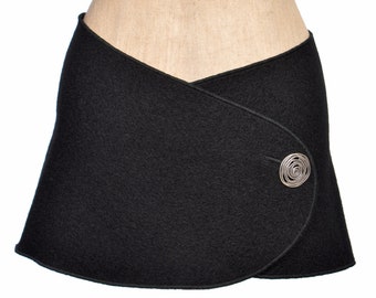 NAMSA - KIDNEY WARMER avec bouton métal, WAIST BELT, cacheur, jupe hanche, jupe portefeuille, namsa.ch ; Ceinture, écharpe, passant, laine Ceinture 100% laine