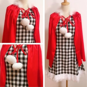 Puede incluir: Capa roja con capucha y ribete de piel blanca y vestido de cuadros negros y blancos con pompones blancos.
