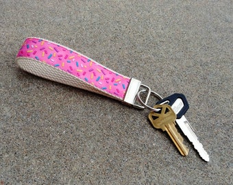 ¡Llavero de pulsera con chispas! Llavero de cinta de tela con diseño de cupcake. Me importa un bledo. Regalo para mi mejor amigo. Chispas de cupcake rosa. Regalo personalizado.