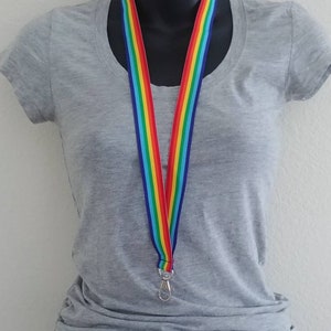 Lanière Rainbow Pride ! Lanière ruban drapeau LGBTQ. Titulaire d'une carte d'identité de la fierté gaie. Badge nominatif L'amour est l'amour. Cadeau pour petite amie. Lanière de croisière. LGBTQ+