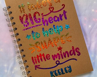 Se necesita un gran corazón para moldear mentes pequeñas. Regalo de despedida de fin de trimestre: cuaderno de notas y bocetos de tarjetas tamaño A5 o A4, con impresión en papel metálico real, con líneas en blanco.