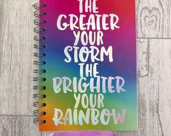 Cuaderno hecho a mano - Cuanto mayor sea tu tormenta, más brillante será tu arcoíris - Cuaderno de bocetos de tarjetas A5 - con impresión de calidad de aluminio real - con líneas en blanco