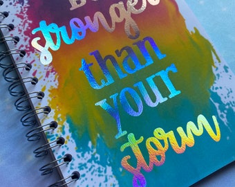Cuaderno artesanal - Frase motivacional: Sé más fuerte que la tormenta - Cuaderno de bocetos tamaño A5/A4 - Impresión de alta calidad con detalles en relieve - Rayado