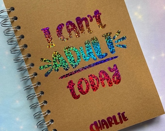 Hoy no puedo ser adulto: cuaderno divertido tamaño A5 o A4 con parte posterior de cartulina, cuaderno de bocetos, con impresión de calidad de aluminio real, con líneas en blanco.