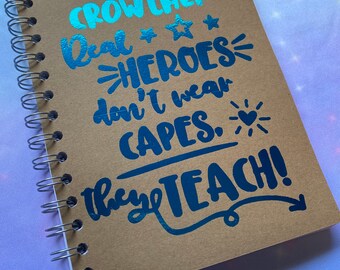 Los verdaderos héroes no usan capas, enseñan. Regalo de despedida de fin de trimestre: cuaderno de notas y bocetos de tarjetas tamaño A5 o A4, con impresión en papel metálico real, con líneas en blanco.