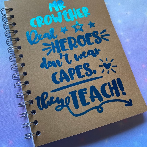 Real Heroes Don't Wear Capes They Teach - Leaving Gift End of Term- A5 o A4 card note book sketch book -con impresión de lámina real - forrado en blanco