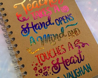 Un maestro toca un corazón, una mente y una mano. Regalo de fin de curso: cuaderno de notas y bocetos de tarjetas tamaño A5 o A4, con impresión en papel metálico real y líneas en blanco.