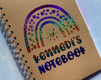 Cuaderno de notas y bocetos personalizado con nombre o profesor de arcoíris - Tamaño A5 o A4 con dorso de cartulina - Con impresión de calidad de aluminio real - Rayas en blanco