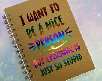 Quiero ser una buena persona, pero todos son tan estúpidos. Cuaderno de notas y bocetos de tarjetas tamaño A5 o A4, impresión de calidad de aluminio real, con líneas en blanco.