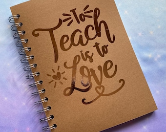 Cuaderno para docentes "Enseñar es amar" - Tamaño A5 o A4 - Cuaderno de bocetos con dorso de cartulina - Impresión con calidad de aluminio real - Rayas en blanco