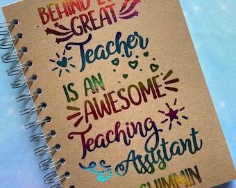 Detrás de cada gran maestro hay un asistente de enseñanza increíble - Cuaderno de notas y bocetos en tarjetas A5 o A4 - Impresión de calidad de aluminio real - Rayas en blanco