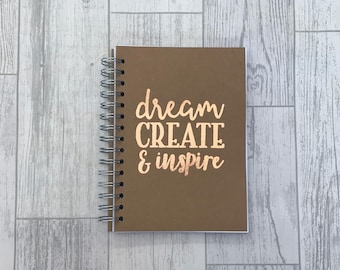 Sueña, crea e inspira: cuaderno de bocetos con citas inspiradoras, tamaño A5 o A4, con reverso de cartulina, con impresión de calidad de papel metálico real y líneas en blanco.