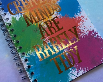 Cuaderno hecho a mano - Las mentes creativas rara vez son ordenadas - Manualidades artísticas - Cuaderno de bocetos de tarjetas A5 A4 - Con impresión de calidad de aluminio real - Rayas en blanco