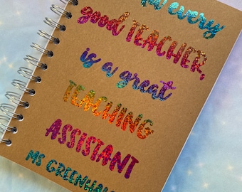 Detrás de cada buen maestro hay un gran asistente de enseñanza - Cuaderno de bocetos con parte posterior de cartulina A5 o A4 - Impresión de calidad de aluminio real - Rayas en blanco