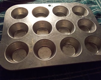 Vintage 1950s or earlier Comet Aluminum Muffin Tin