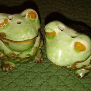 Vintage Salt & Pepper Shakers / Green Frogs / Kitchen Decor / Kitschy Collectible