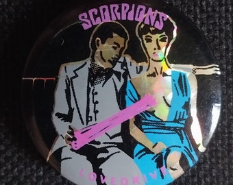 Echte vintage jaren 80 originele SCORPIONS klassieke rockband album Lovedrive Prism pin pinback knop badge gemaakt in Engeland