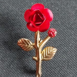 Vintage Blooming Red Rose Gold Tone Hat Jacket Shirt Vest Lapel Brooch Pin Badge