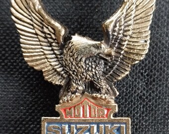 Spilla vintage SUZUKI Eagle Up Wing Bar and Shield con logo colorato, motociclista, motocicletta, vecchia scuola, spilla pinback