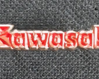 Spilla con logo KAWASAKI rosso vintage, distintivo da motociclista, vecchia scuola